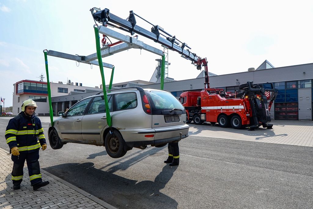 Nový špičkový vyprošťovací vůz slouží hasičům, přispěla na něj Plzeň (foto: M. Pecuch, 9.4.2019)