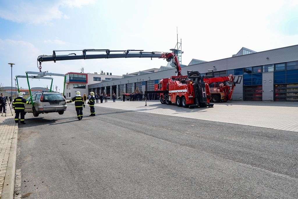 Nový špičkový vyprošťovací vůz slouží hasičům, přispěla na něj Plzeň (foto: M. Pecuch, 9.4.2019)