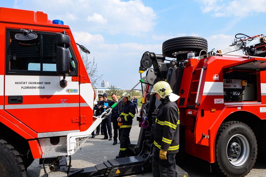 Nový špičkový vyprošťovací vůz slouží hasičům, přispěla na něj Plzeň (foto: M. Pecuch, 9.4.2019)
