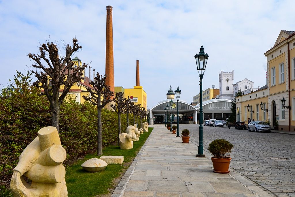 Bednáři ručně smolili sudy (foto: M. Pecuch, 11.4.2019)