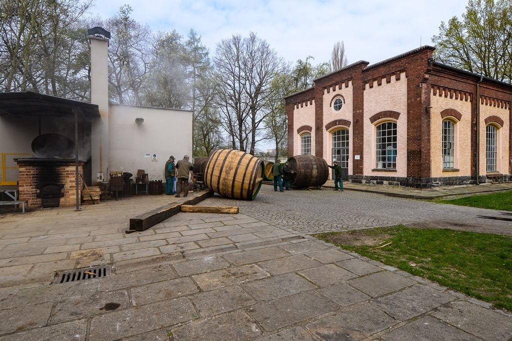 Bednáři ručně smolili sudy (foto: M. Pecuch, 11.4.2019)