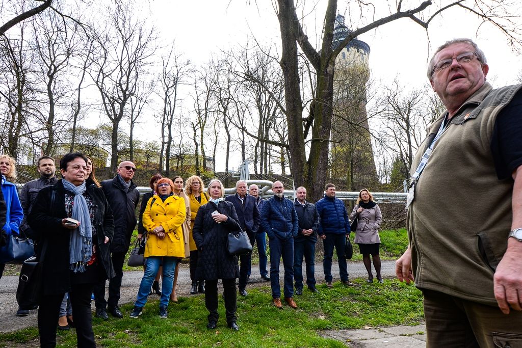 Bednáři ručně smolili sudy (foto: M. Pecuch, 11.4.2019)