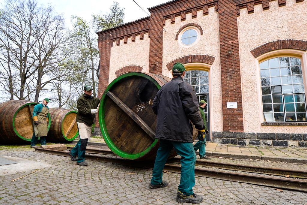 Bednáři ručně smolili sudy (foto: M. Pecuch, 11.4.2019)