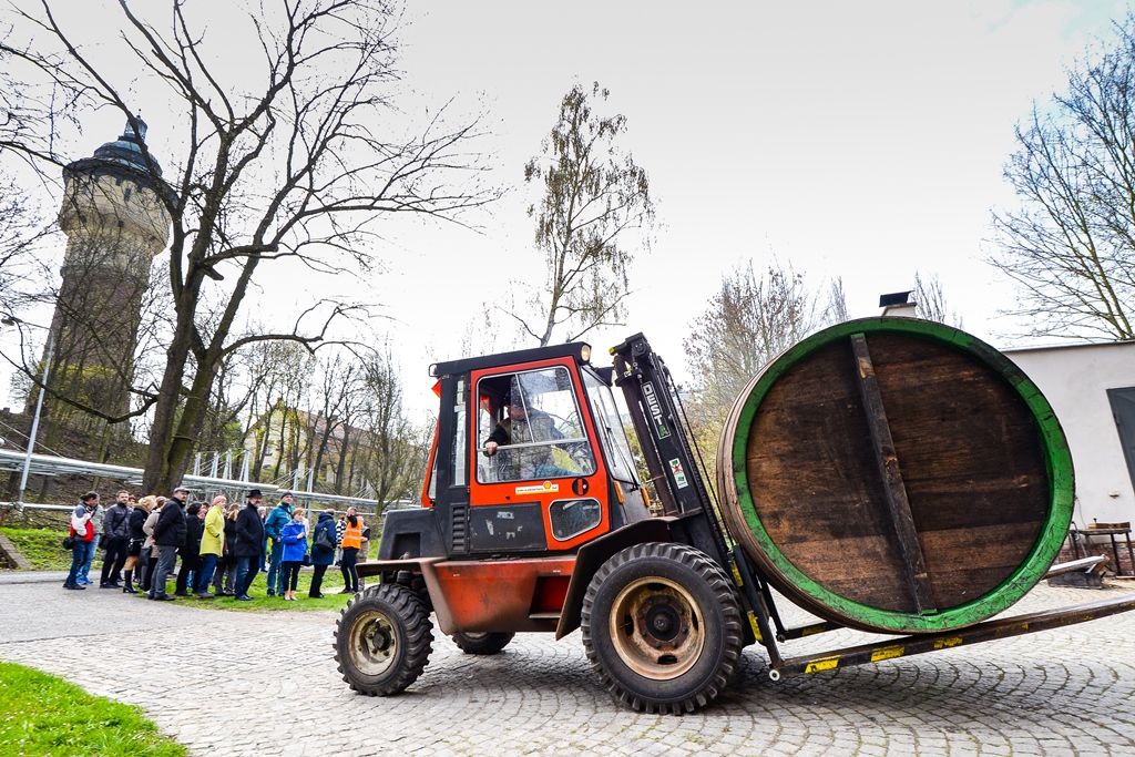 Bednáři ručně smolili sudy (foto: M. Pecuch, 11.4.2019)