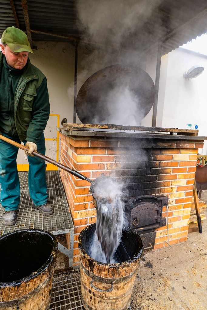 Bednáři ručně smolili sudy (foto: M. Pecuch, 11.4.2019)
