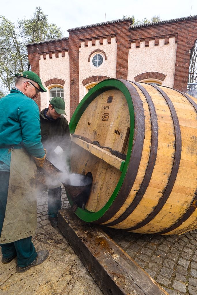 Bednáři ručně smolili sudy (foto: M. Pecuch, 11.4.2019)