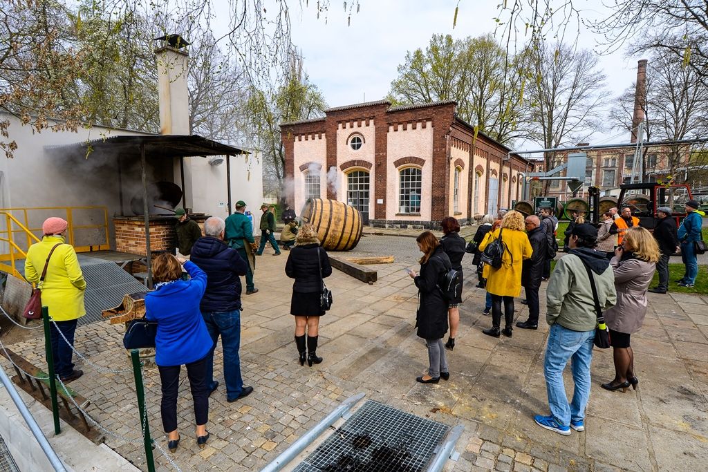 Bednáři ručně smolili sudy (foto: M. Pecuch, 11.4.2019)