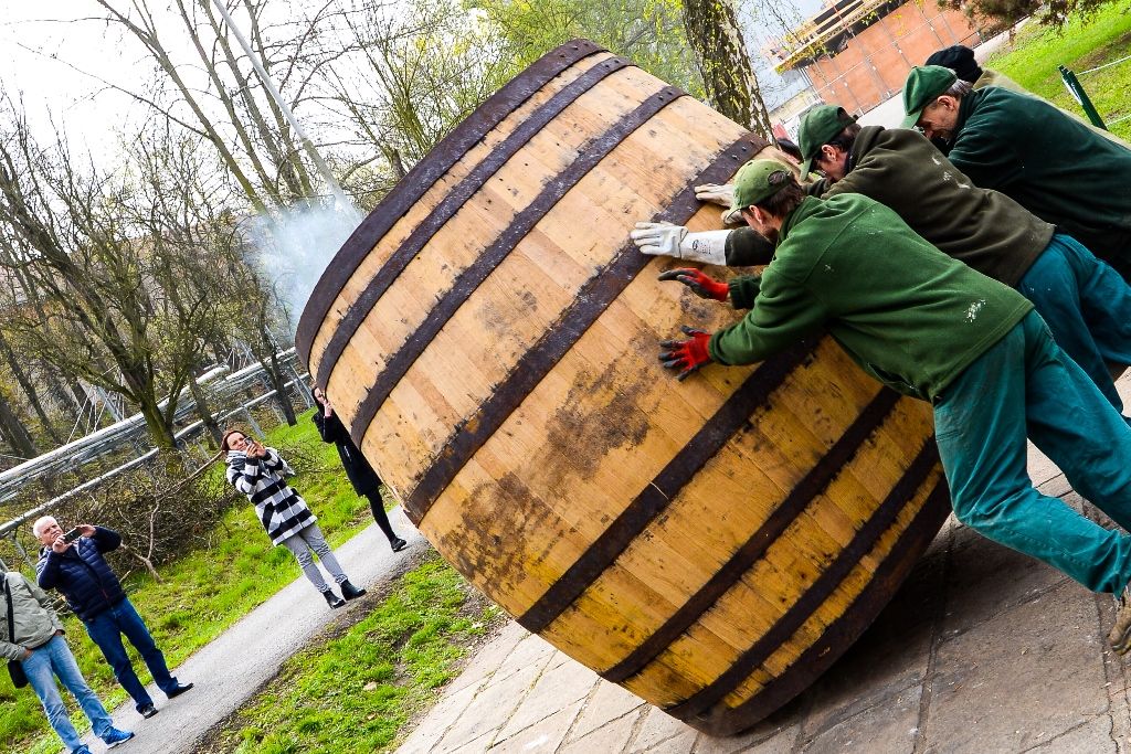 Bednáři ručně smolili sudy (foto: M. Pecuch, 11.4.2019)