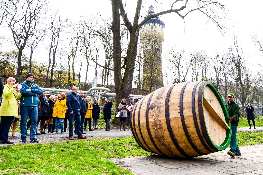 Bednáři ručně smolili sudy (foto: M. Pecuch, 11.4.2019)