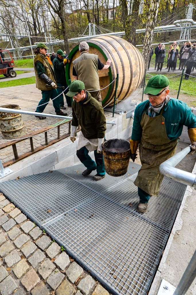 Bednáři ručně smolili sudy (foto: M. Pecuch, 11.4.2019)