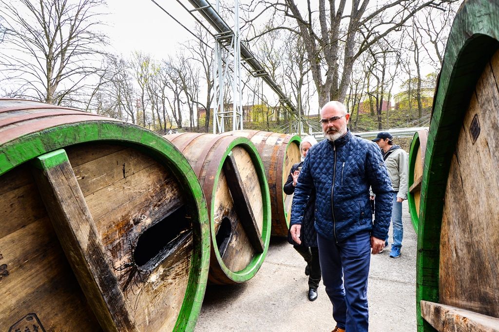 Bednáři ručně smolili sudy (foto: M. Pecuch, 11.4.2019)