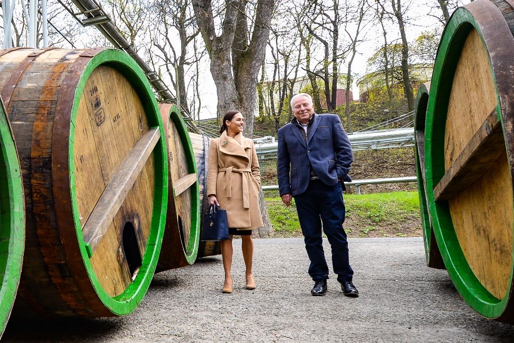 Bednáři ručně smolili sudy (foto: M. Pecuch, 11.4.2019)
