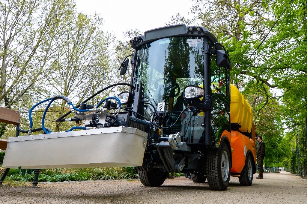 Plzeň zakoupila unikátní komunální stroj na hubení plevele, údržbu mobiliáře i na čištění graffiti (foto: M. Pecuch, 26.4.2019)
