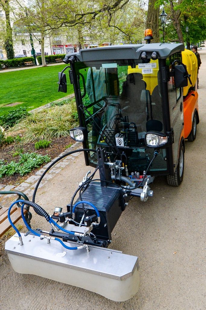 Plzeň zakoupila unikátní komunální stroj na hubení plevele, údržbu mobiliáře i na čištění graffiti (foto: M. Pecuch, 26.4.2019)