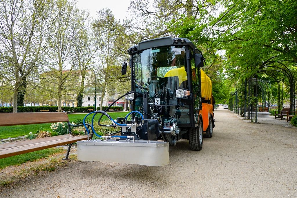 Plzeň zakoupila unikátní komunální stroj na hubení plevele, údržbu mobiliáře i na čištění graffiti (foto: M. Pecuch, 26.4.2019)