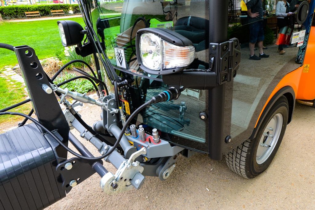 Plzeň zakoupila unikátní komunální stroj na hubení plevele, údržbu mobiliáře i na čištění graffiti (foto: M. Pecuch, 26.4.2019)