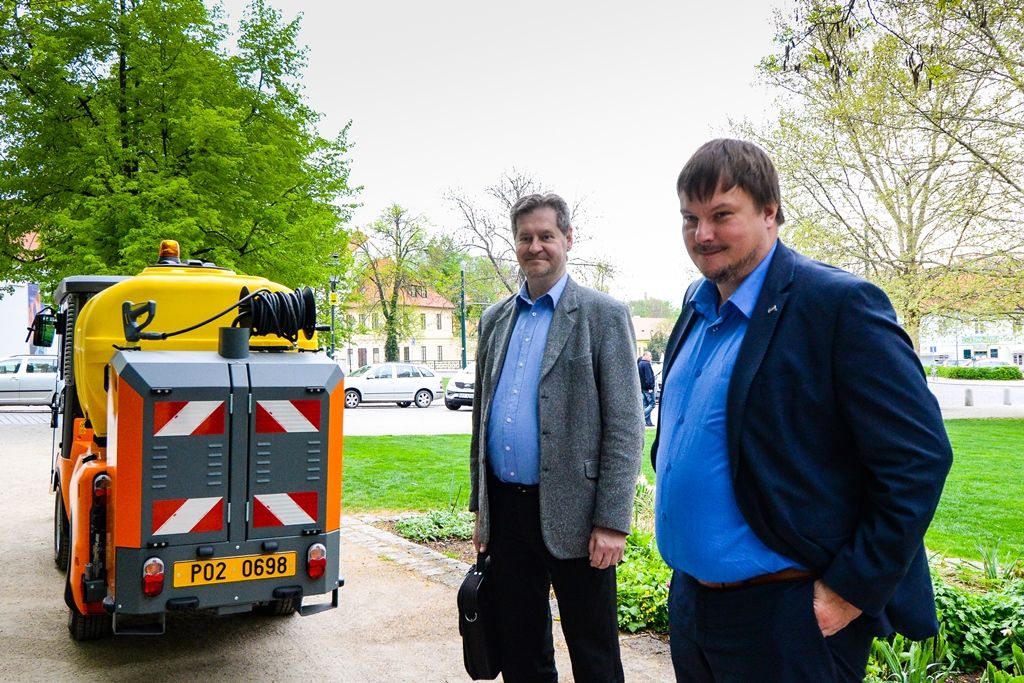 Plzeň zakoupila unikátní komunální stroj na hubení plevele, údržbu mobiliáře i na čištění graffiti (foto: M. Pecuch, 26.4.2019)