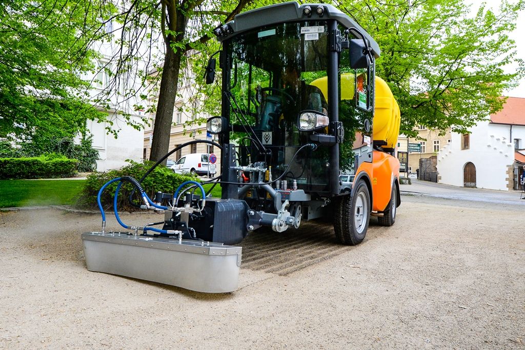 Plzeň zakoupila unikátní komunální stroj na hubení plevele, údržbu mobiliáře i na čištění graffiti (foto: M. Pecuch, 26.4.2019)