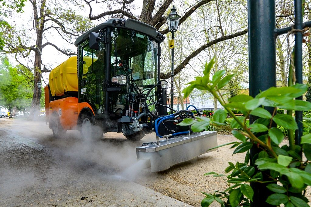 Plzeň zakoupila unikátní komunální stroj na hubení plevele, údržbu mobiliáře i na čištění graffiti (foto: M. Pecuch, 26.4.2019)