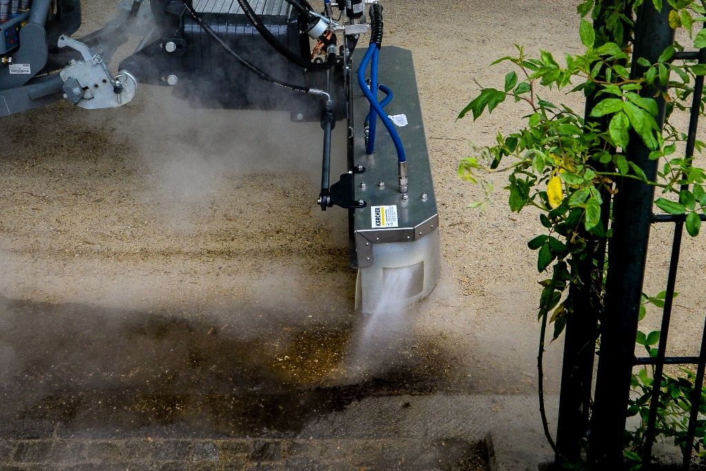 Plzeň zakoupila unikátní komunální stroj na hubení plevele, údržbu mobiliáře i na čištění graffiti (foto: M. Pecuch, 26.4.2019)
