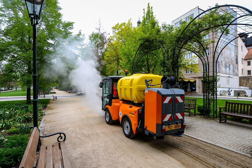 Plzeň zakoupila unikátní komunální stroj na hubení plevele, údržbu mobiliáře i na čištění graffiti (foto: M. Pecuch, 26.4.2019)