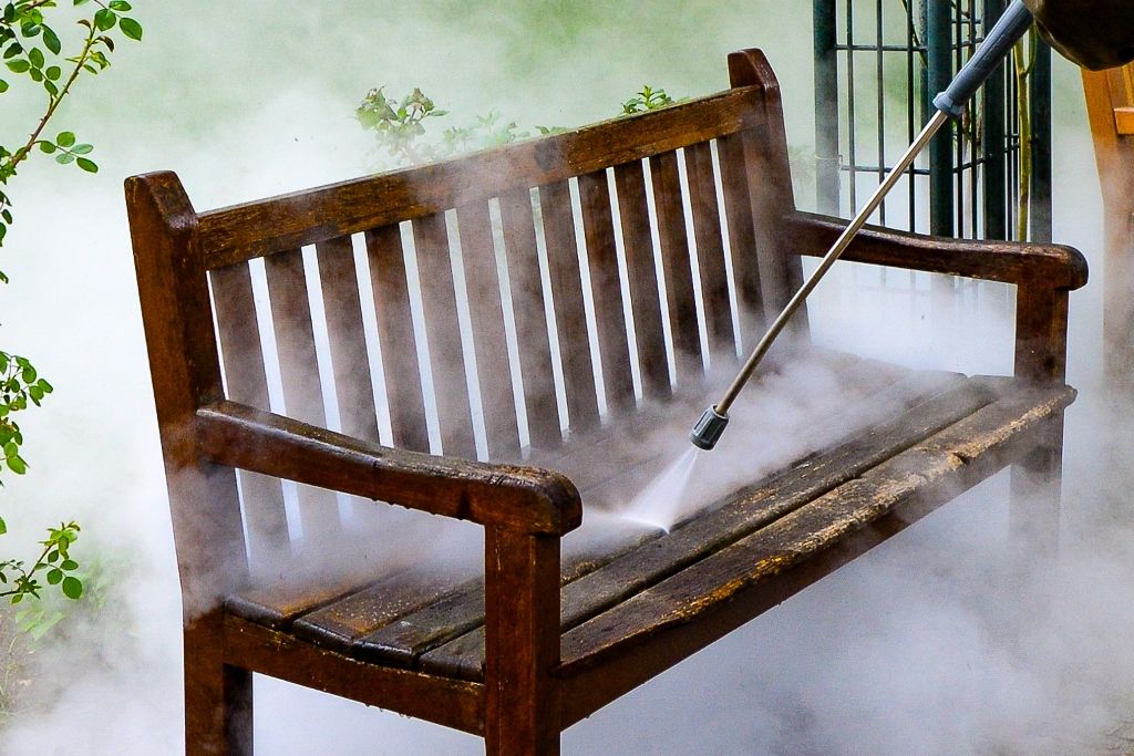 Plzeň zakoupila unikátní komunální stroj na hubení plevele, údržbu mobiliáře i na čištění graffiti (foto: M. Pecuch, 26.4.2019)