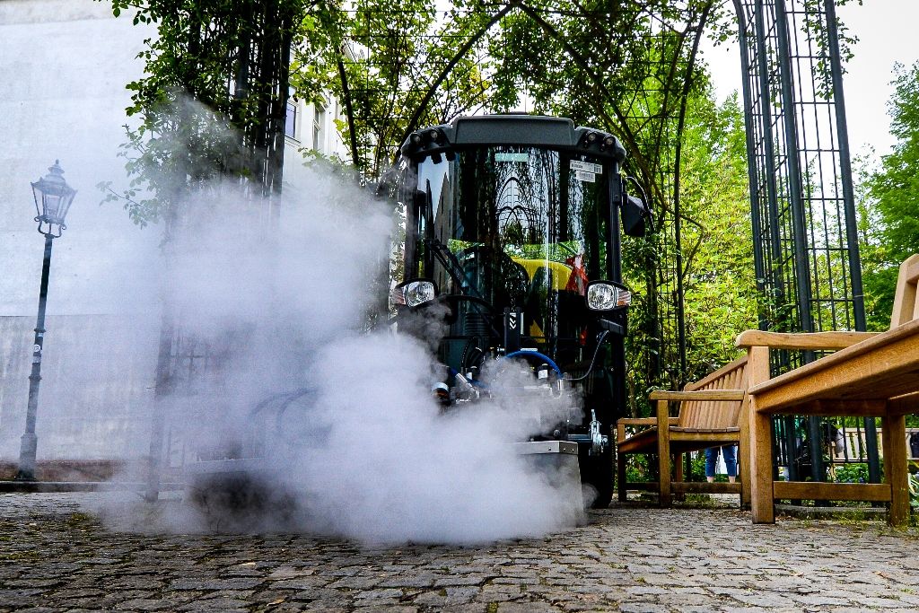 Plzeň zakoupila unikátní komunální stroj na hubení plevele, údržbu mobiliáře i na čištění graffiti