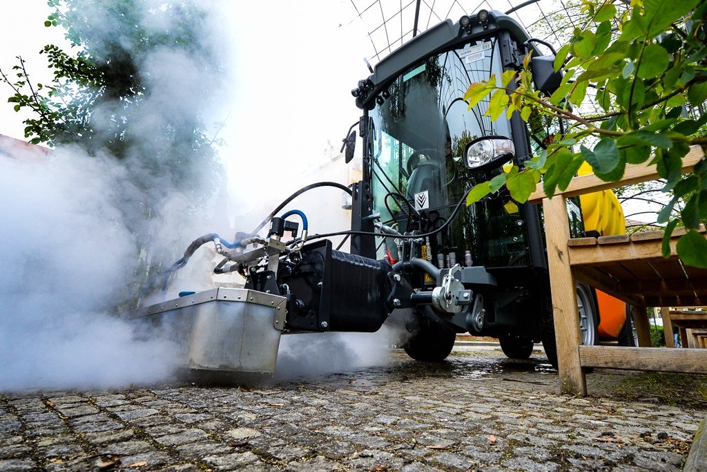 Plzeň zakoupila unikátní komunální stroj na hubení plevele, údržbu mobiliáře i na čištění graffiti (foto: M. Pecuch, 26.4.2019)