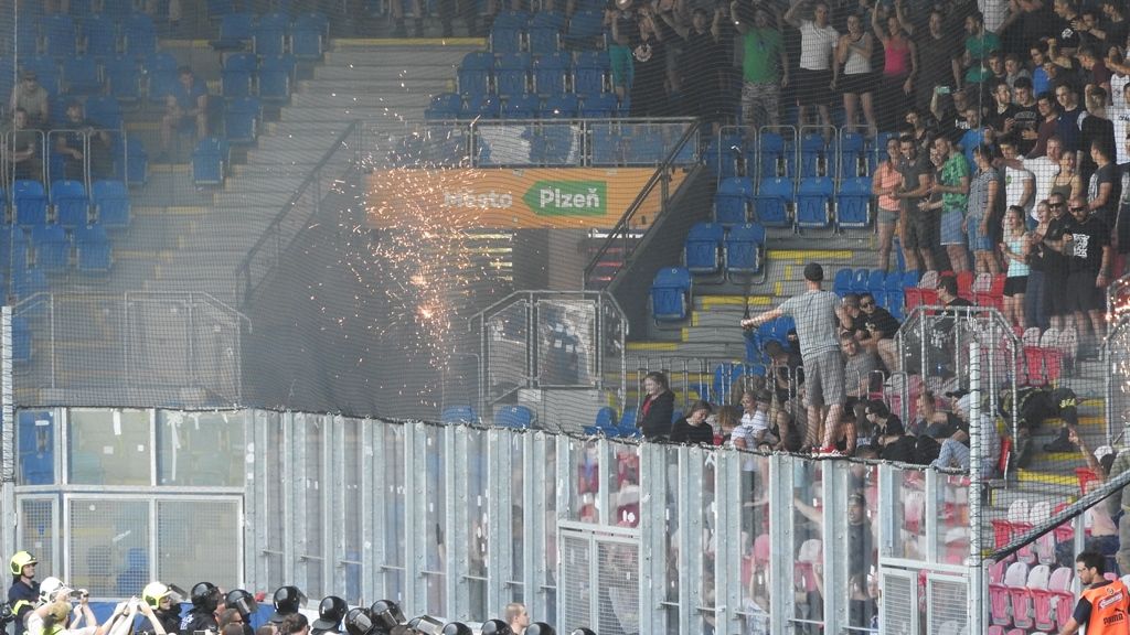 Zásah při střelbě na fotbalovém stadionu cvičilo přes 300 osob
