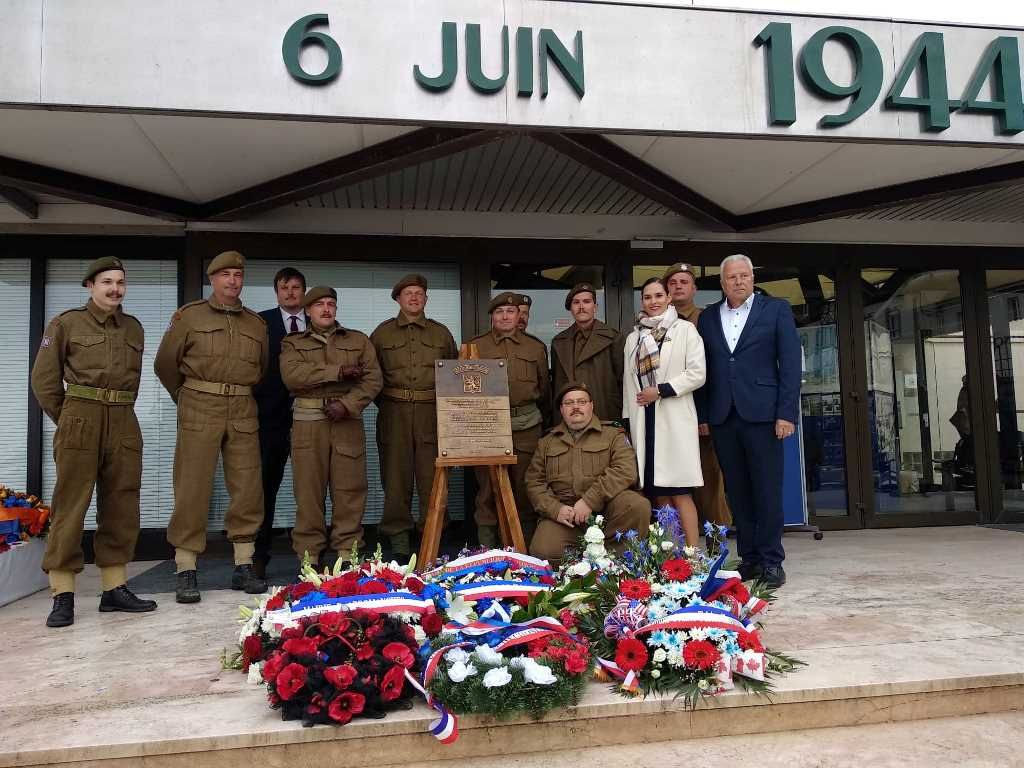 Odhalení pamětní desky v Normandii (foto: OPM, 7.6.2019)