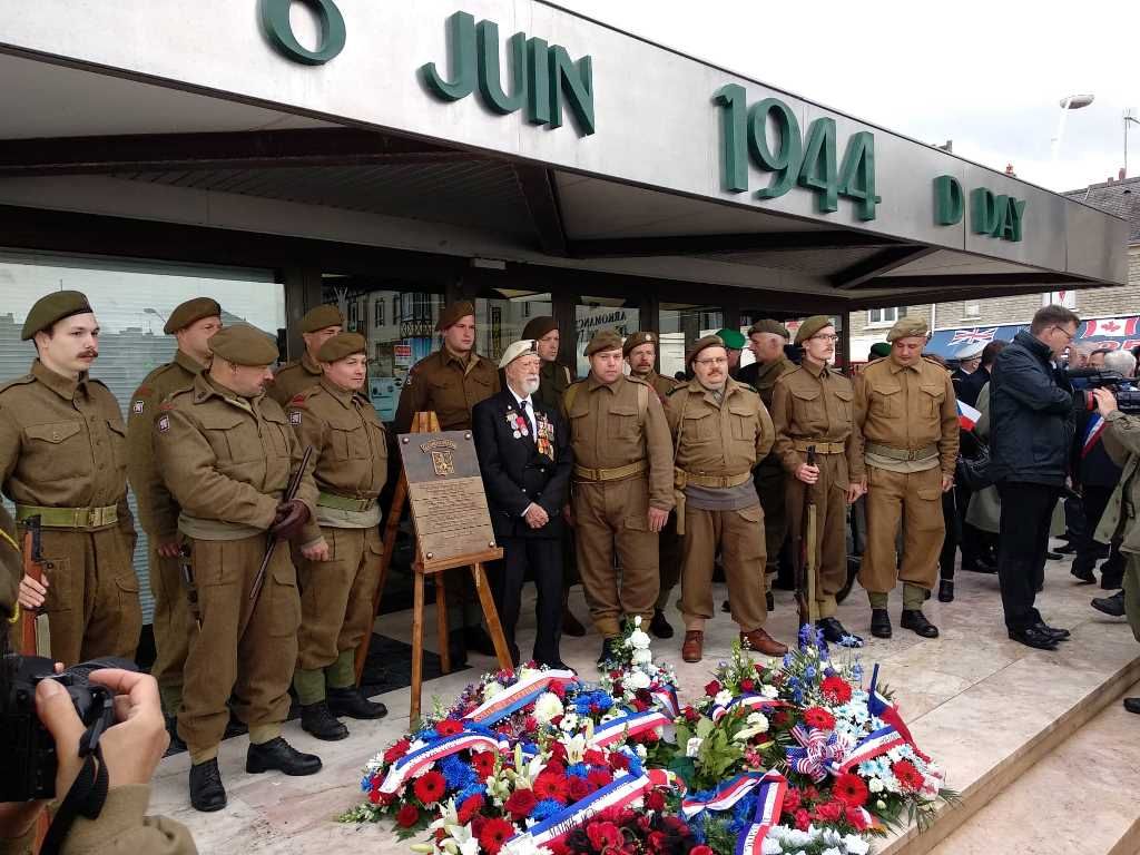 Odhalení pamětní desky v Normandii (foto: OPM, 7.6.2019)