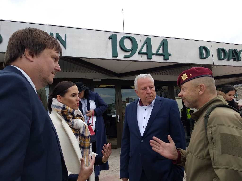 Odhalení pamětní desky v Normandii (foto: OPM, 7.6.2019)