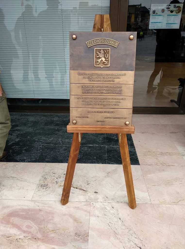 Odhalení pamětní desky v Normandii (foto: OPM, 7.6.2019)