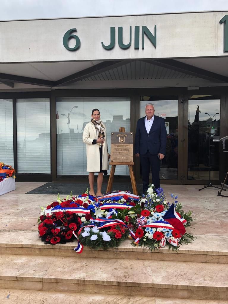 Odhalení pamětní desky v Normandii (foto: OPM, 7.6.2019)