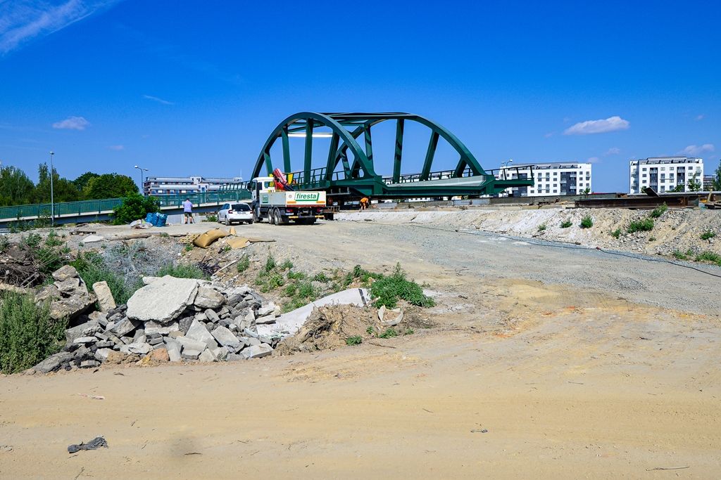 Nový most na Borská pole v Plzni se sune na místo (foto: M. Pecuch, 2.7.2019)