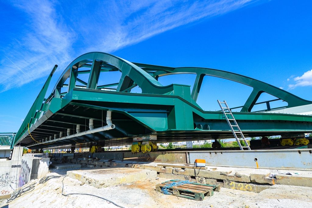 Nový most na Borská pole v Plzni se sune na místo (foto: M. Pecuch, 2.7.2019)