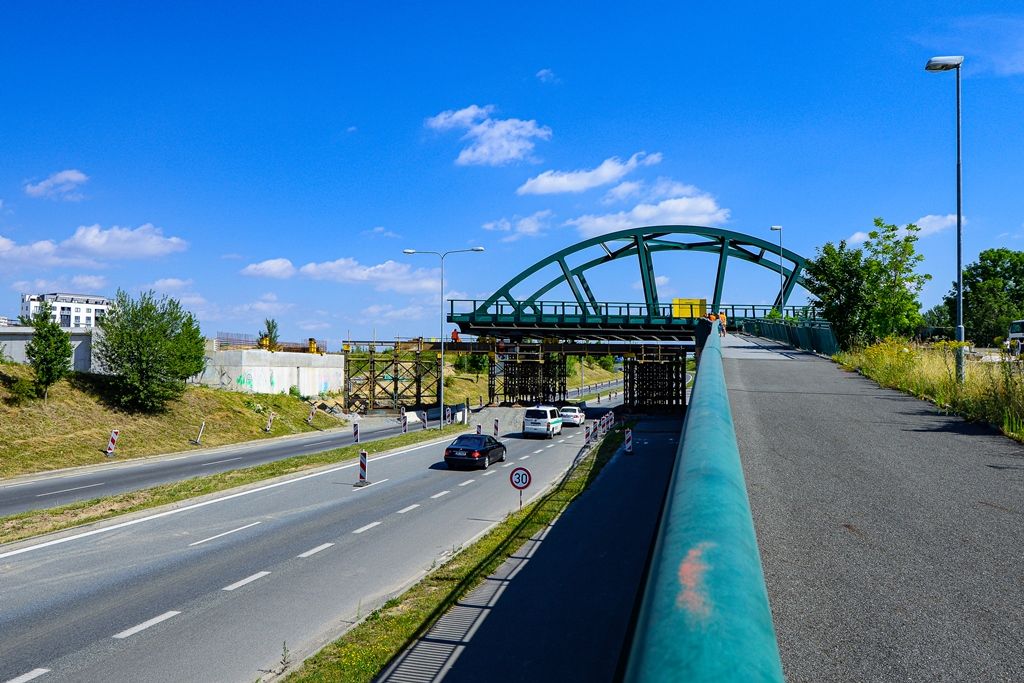 Nový most na Borská pole v Plzni se sune na místo