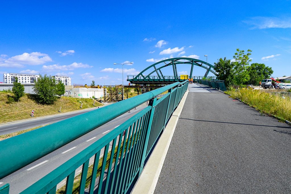 Nový most na Borská pole v Plzni se sune na místo (foto: M. Pecuch, 2.7.2019)