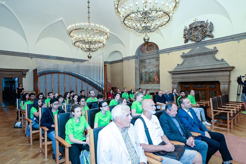 Mladí účastníci mezinárodního kempu si prohlédli plzeňskou radnici (foto: M. Pecuch, 15.7.2019)