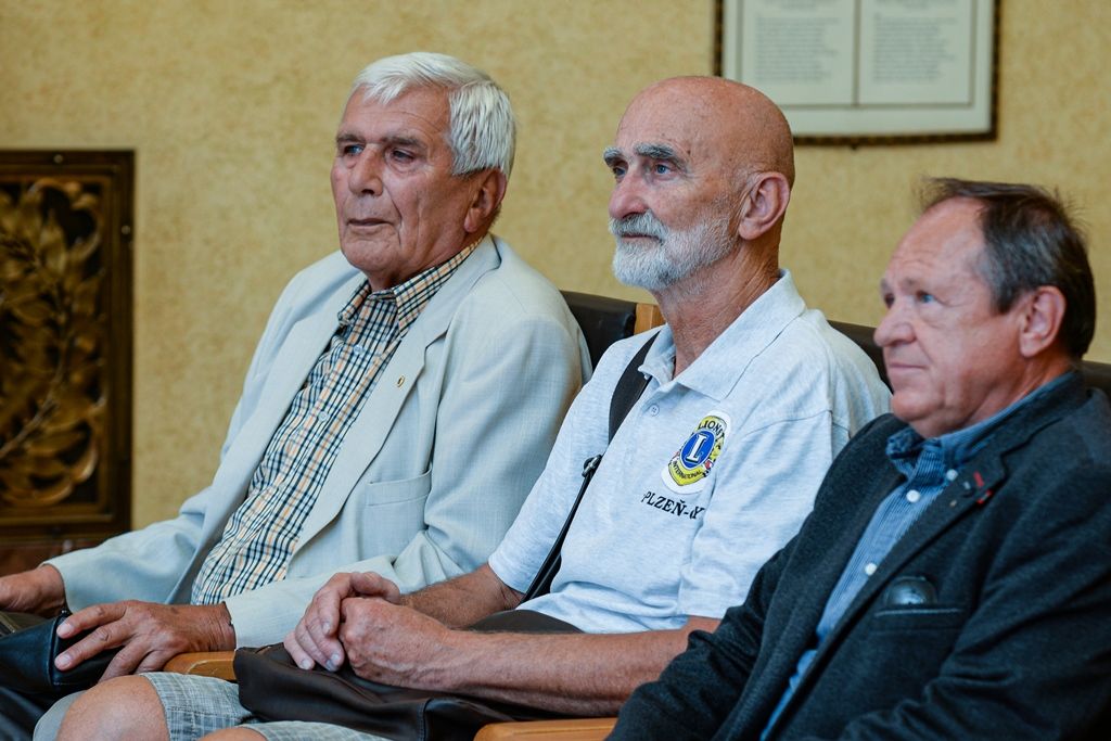 Mladí účastníci mezinárodního kempu si prohlédli plzeňskou radnici (foto: M. Pecuch, 15.7.2019)