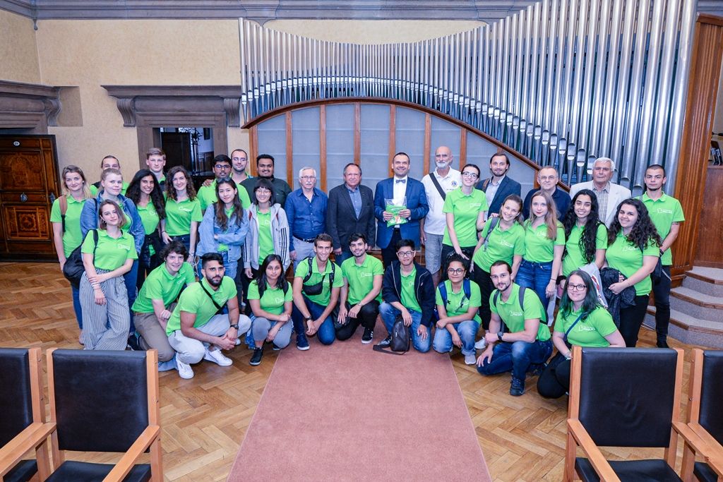 Mladí účastníci mezinárodního kempu si prohlédli plzeňskou radnici