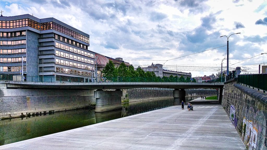 Náplavka na Radbuze v Plzni (foto: M. Pecuch, 8.8.2019)