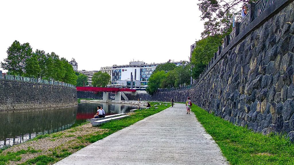 Náplavka na Radbuze v Plzni (foto: M. Pecuch, 8.8.2019)