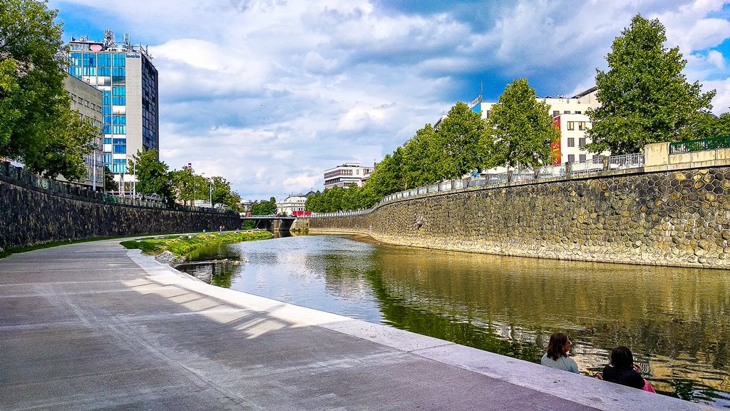 Náplavka na Radbuze v Plzni (foto: M. Pecuch, 8.8.2019)