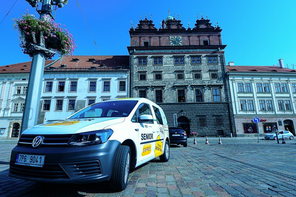 Další vozidlo služby Senior Expres bude od 1. září sloužit občanům západočeské metropole. Prostřednictvím této služby se Plzeňané ve věku 70 let a více i zdravotně postižení dostanou kamkoliv po městě za 30 korun. Díky již sedmému vozu se podaří uspokojit větší množství zákazníků, odhadem o několik tisíc ročně. Projekt Odboru sociálních služeb Magistrátu města Plzně již více jak pět let smluvně zajišťují Plzeňské městské dopravní podniky. (foto: M. Pecuch, 30.8.2019)
