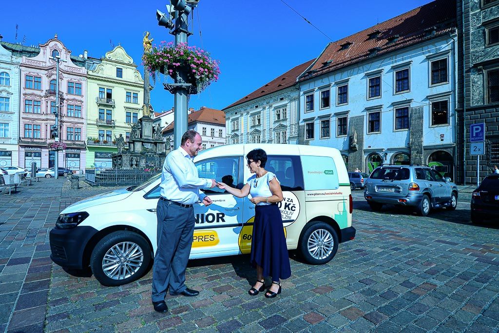 Další vozidlo služby Senior Expres bude od 1. září sloužit občanům západočeské metropole. Prostřednictvím této služby se Plzeňané ve věku 70 let a více i zdravotně postižení dostanou kamkoliv po městě za 30 korun. Díky již sedmému vozu se podaří uspokojit větší množství zákazníků, odhadem o několik tisíc ročně. Projekt Odboru sociálních služeb Magistrátu města Plzně již více jak pět let smluvně zajišťují Plzeňské městské dopravní podniky. (foto: M. Pecuch, 30.8.2019)