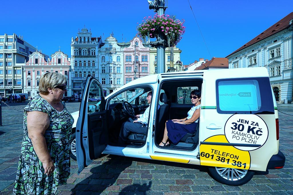 Další vozidlo služby Senior Expres bude od 1. září sloužit občanům západočeské metropole. Prostřednictvím této služby se Plzeňané ve věku 70 let a více i zdravotně postižení dostanou kamkoliv po městě za 30 korun. Díky již sedmému vozu se podaří uspokojit větší množství zákazníků, odhadem o několik tisíc ročně. Projekt Odboru sociálních služeb Magistrátu města Plzně již více jak pět let smluvně zajišťují Plzeňské městské dopravní podniky. (foto: M. Pecuch, 30.8.2019)