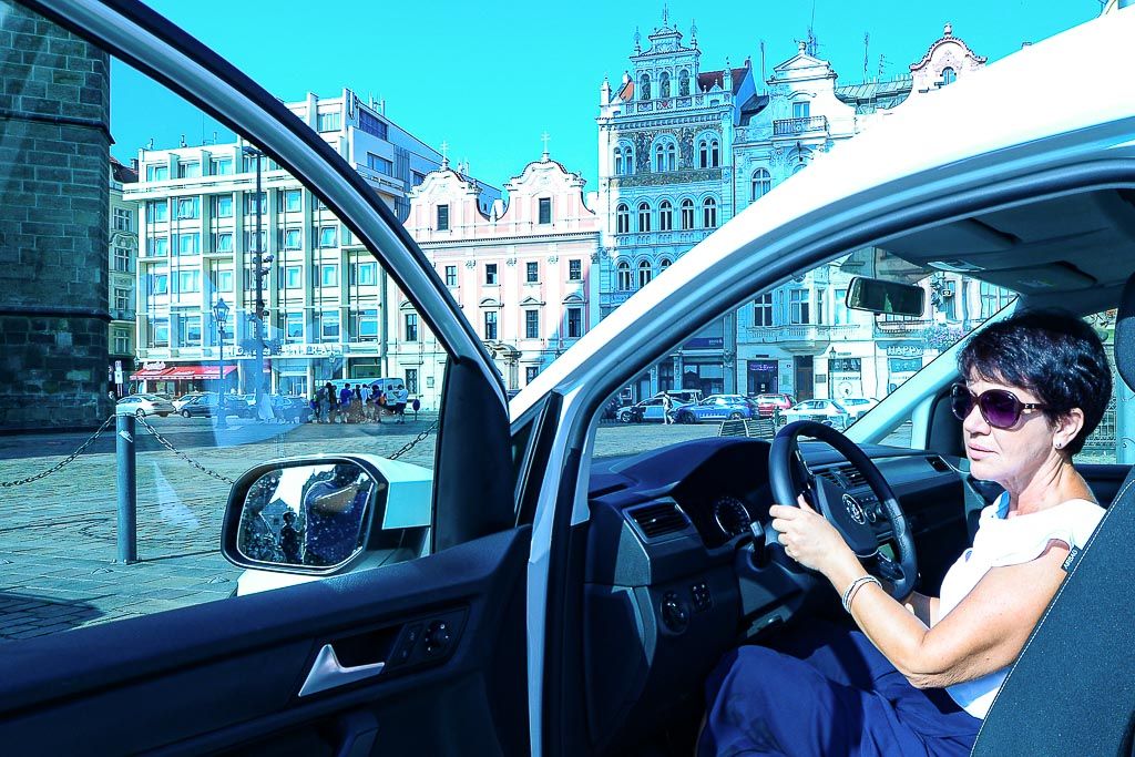 Další vozidlo služby Senior Expres bude od 1. září sloužit občanům západočeské metropole. Prostřednictvím této služby se Plzeňané ve věku 70 let a více i zdravotně postižení dostanou kamkoliv po městě za 30 korun. Díky již sedmému vozu se podaří uspokojit větší množství zákazníků, odhadem o několik tisíc ročně. Projekt Odboru sociálních služeb Magistrátu města Plzně již více jak pět let smluvně zajišťují Plzeňské městské dopravní podniky. (foto: M. Pecuch, 30.8.2019)