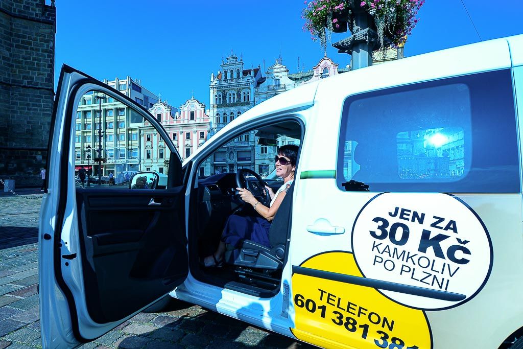 Další vozidlo služby Senior Expres bude od 1. září sloužit občanům západočeské metropole. Prostřednictvím této služby se Plzeňané ve věku 70 let a více i zdravotně postižení dostanou kamkoliv po městě za 30 korun. Díky již sedmému vozu se podaří uspokojit větší množství zákazníků, odhadem o několik tisíc ročně. Projekt Odboru sociálních služeb Magistrátu města Plzně již více jak pět let smluvně zajišťují Plzeňské městské dopravní podniky. (foto: M. Pecuch, 30.8.2019)