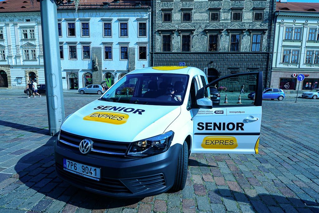 Další vozidlo služby Senior Expres bude od 1. září sloužit občanům západočeské metropole. Prostřednictvím této služby se Plzeňané ve věku 70 let a více i zdravotně postižení dostanou kamkoliv po městě za 30 korun. Díky již sedmému vozu se podaří uspokojit větší množství zákazníků, odhadem o několik tisíc ročně. Projekt Odboru sociálních služeb Magistrátu města Plzně již více jak pět let smluvně zajišťují Plzeňské městské dopravní podniky. (foto: M. Pecuch, 30.8.2019)